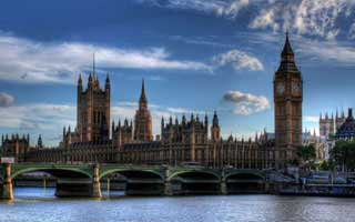 爱游戏APP看着很像真的，但让你开未知来源安装这点太明显：5个快速避坑